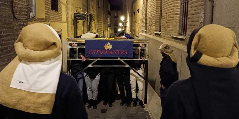 Así ensayan los costaleros de la Virgen de la Hermandad de Los Estudiantes