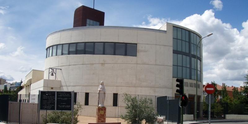 El vicario episcopal de la I administra el sacramento de la Confirmación en María Virgen Madre