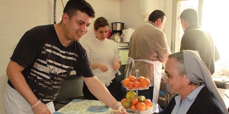 La casa de acogida de Cáritas Madrid vive la Semana Santa de manera especial