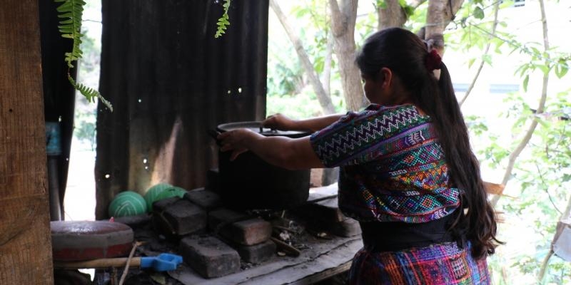 Manos Unidas estudia en una mesa redonda por qué la crisis medioambiental afecta más a las mujeres pobres