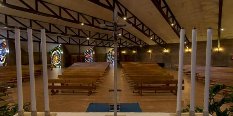 San Leopoldo bendice las nuevas puertas del templo y un antipendio en el marco de sus fiestas patronales