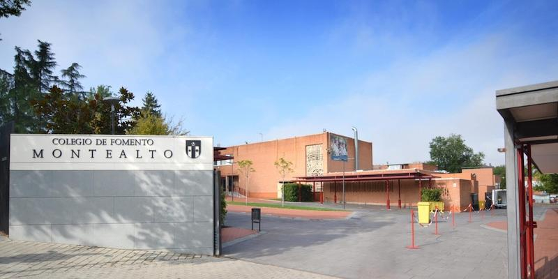 Alumnas del colegio Montealto reciben el sacramento de la Confirmación de manos del vicario episcopal de la VIII