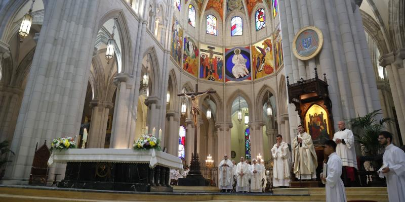 El cardenal José Cobo preside este sábado en la Catedral de la Almudena la ceremonia de ordenación de tres diáconos permanentes