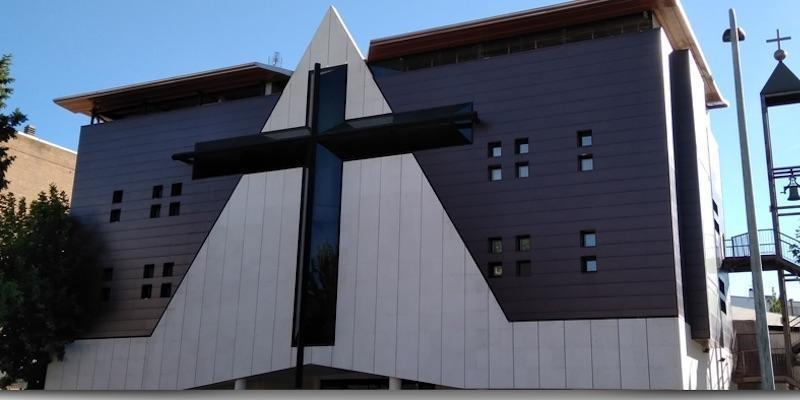 Juan Carlos Vera administra el sacramento de la Confirmación en Nuestra Señora de Valvanera