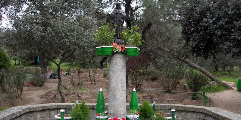 Fray Jesús Mª Jiménez celebra una Eucaristía ante el monumento al Sagrado Corazón de Jesús en la Casa de Campo