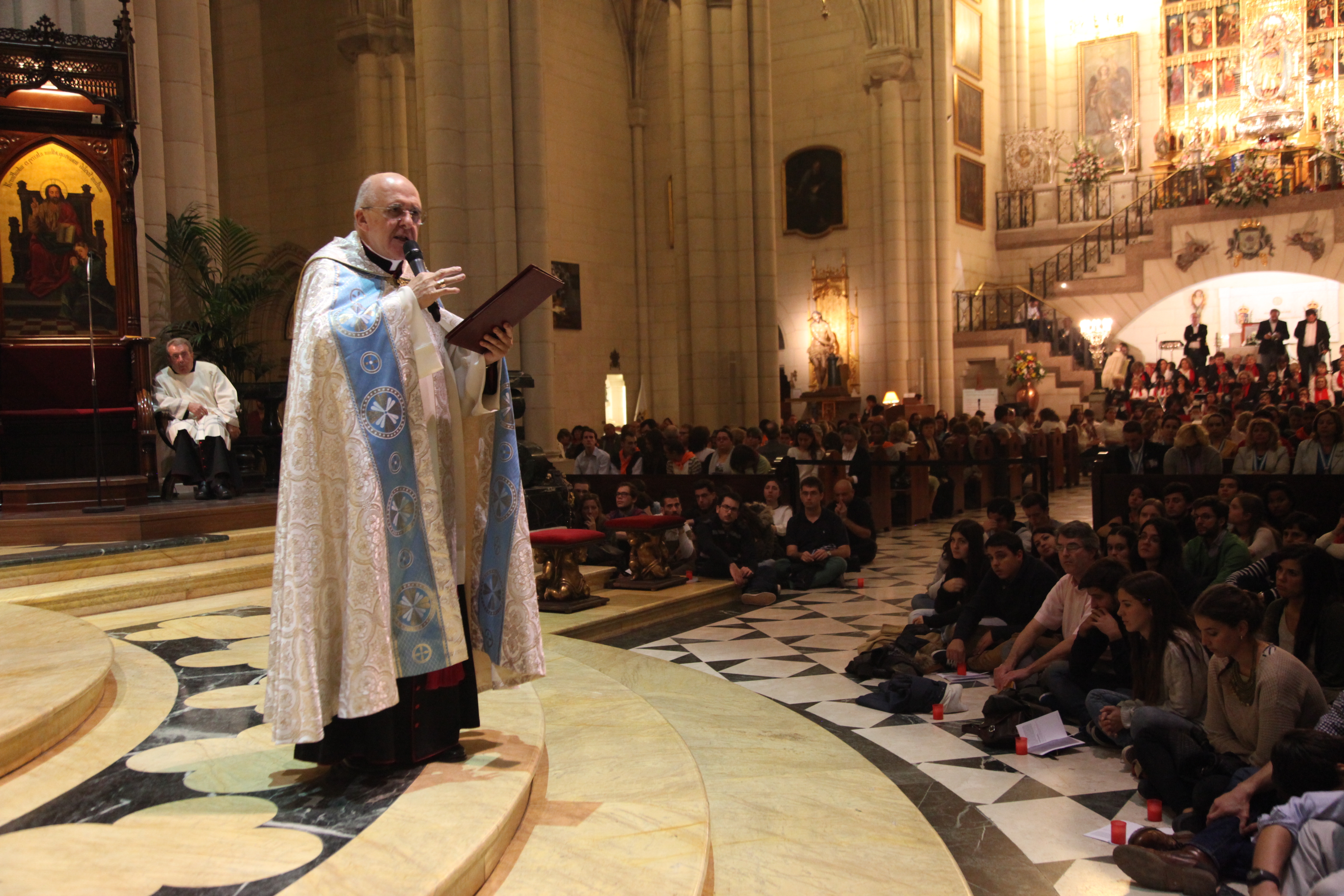 Monseñor Osoro en la Vigilia de Oración con jóvenes: «Unidos a Dios nos enriquecemos»