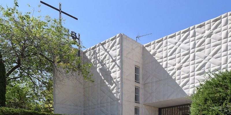 El vicario episcopal de la VIII administra el sacramento de la Confirmación en Nuestra Señora Flor del Carmelo