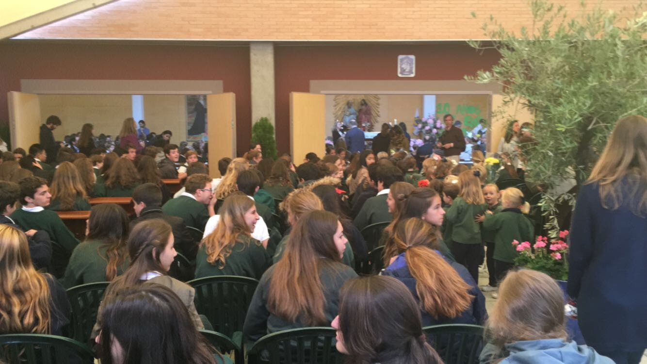 El cardenal imparte el sacramento de la Confirmación en el colegio Monte Tabor Schoenstatt