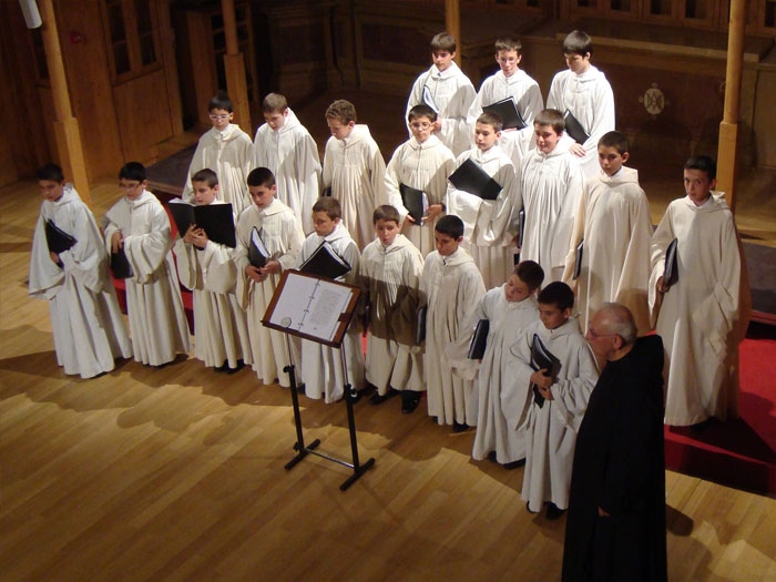 La Escolanía canta en la Misa del Valle en la solemnidad de Todos los Santos