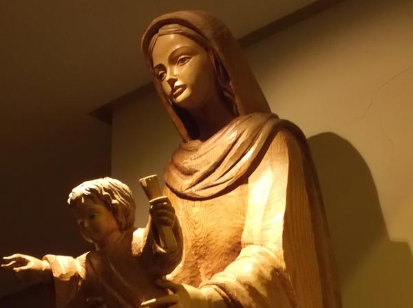 Monseñor Carlos Osoro preside una Eucaristía en la parroquia de la Natividad de Nuestra Señora de Moratalaz en el inicio de sus bodas de oro