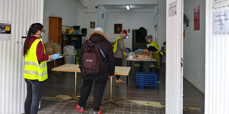 Beneficiarios y a la vez voluntarios: así funciona el nuevo comedor San José de Carabanchel