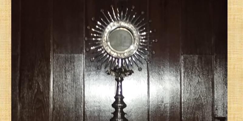 Noche de alabanza y adoración al Santísimo en la Iglesia de Nuestra Señora de Lourdes y San Justino