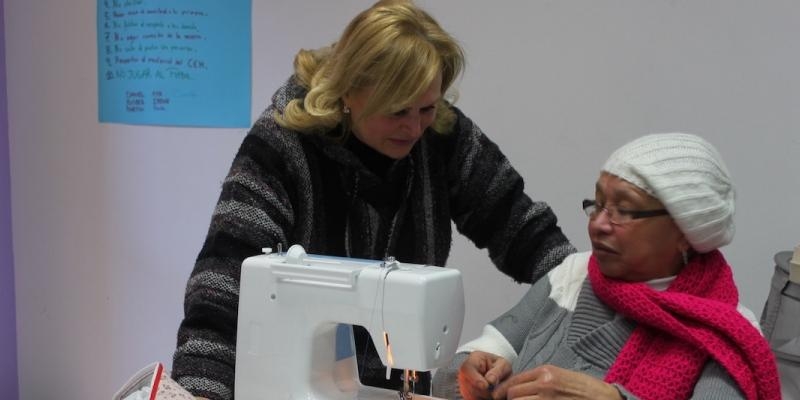 Los voluntarios del Centro de Mujer Luis Vélez de Guevara de Cáritas Madrid celebran un encuentro