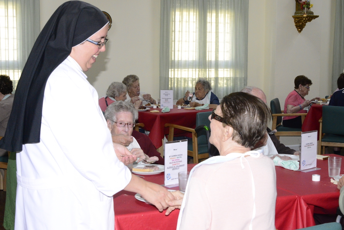 La residencia de mayores de Cáritas Madrid agradece la implicación de las carmelitas mensajeras del Espíritu Santo