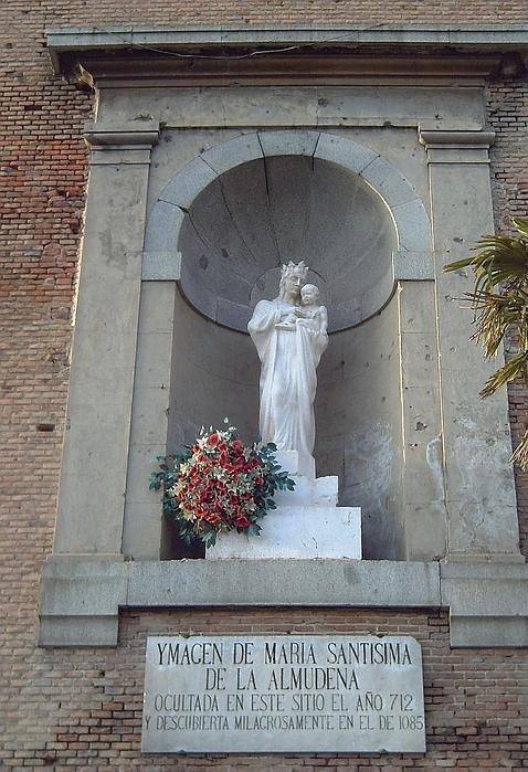 La Real Esclavitud celebra un Rosario viviente en la Cuesta de la Vega