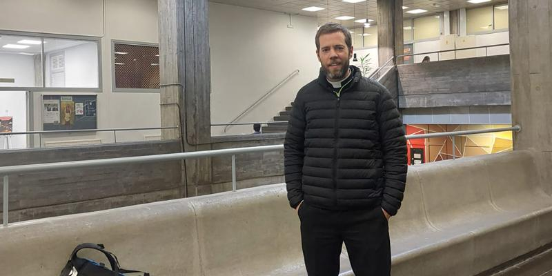Javier Peño, capellán de Periodismo de la Universidad Complutense: «La capellanía es como un faro en mitad de la oscuridad»