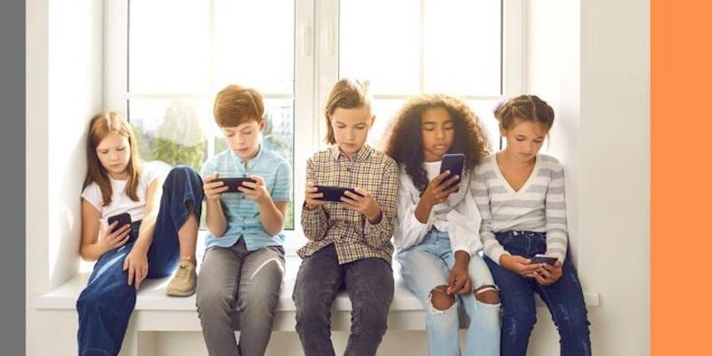 Santa Teresa Benedicta de la Cruz analiza en su Escuela de padres el uso de los dispositivos móviles