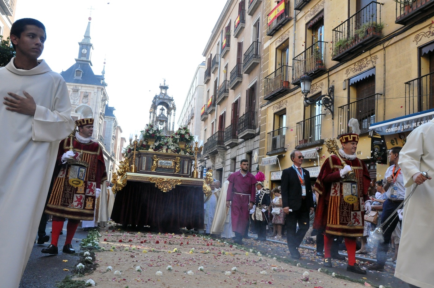 Adelanto fotográfico: los madrileños acompañan al Señor por las calles