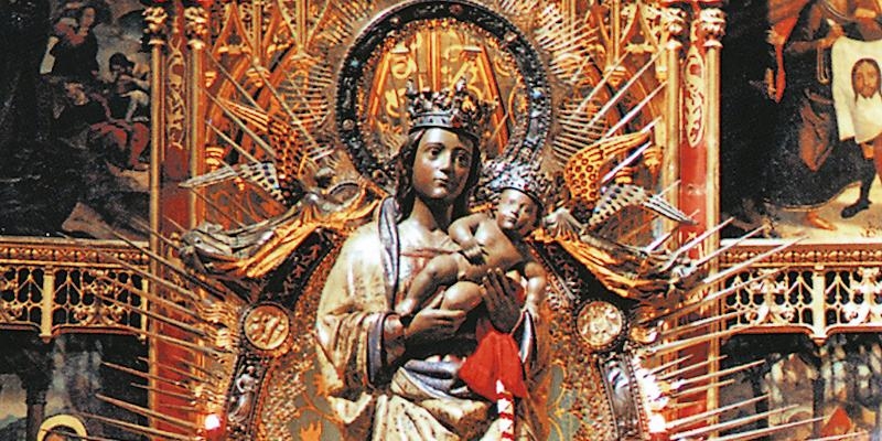 Los 'cuarentunos' rondan a la Virgen de la Almudena en la catedral