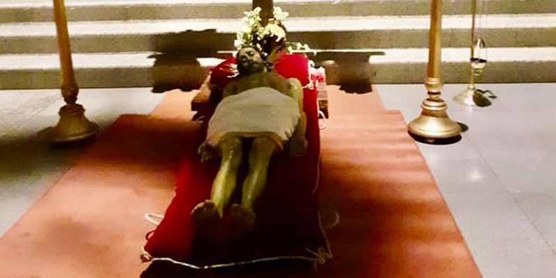 Santa María la Antigua de Vicálvaro procesiona en el Triduo Pascual con el Cristo Yacente y la Virgen de los Dolores