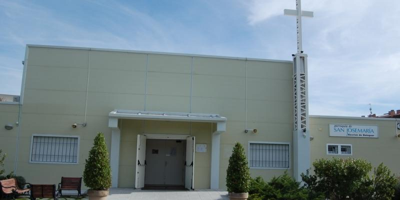 El vicario episcopal de la VII administra los sacramentos de la iniciación cristiana en San Josemaría Escrivá de Balaguer