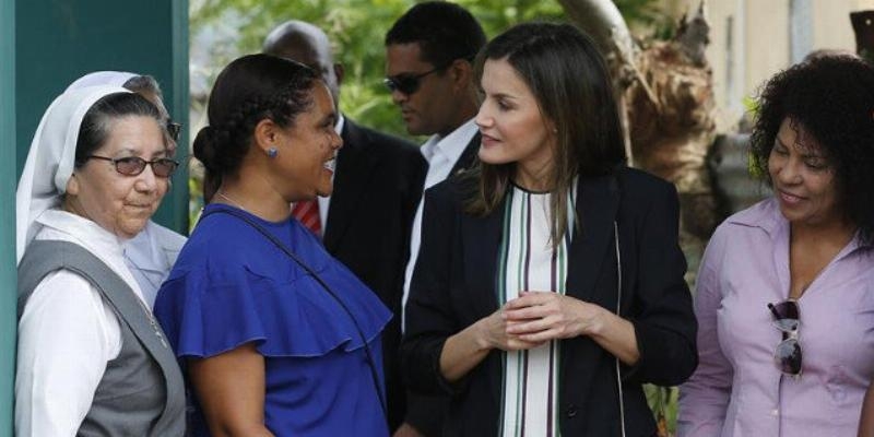 La Reina Letizia se reúne en República Dominicana con el referente de Cáritas Española y con otras ONG