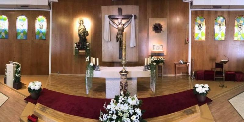 Ángel López Blanco administra el sacramento de la Confirmación en Nuestra Señora de los Apóstoles, de Moratalaz