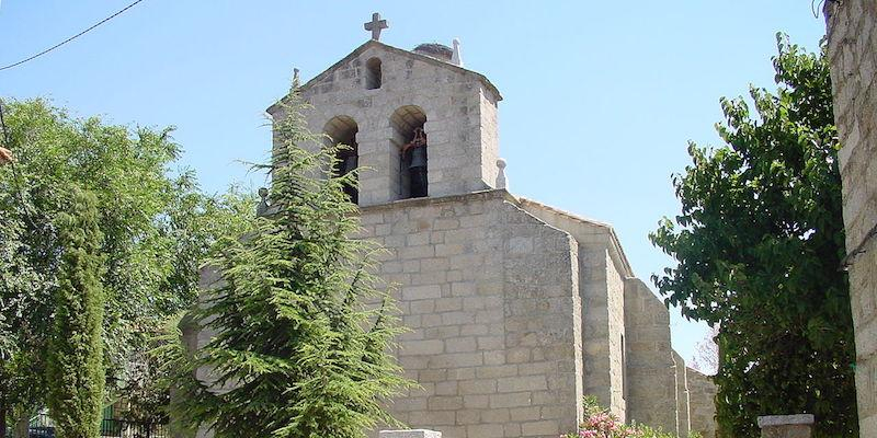 Una mujer recibe los sacramentos de la iniciación cristiana en San Bartolomé Apóstol de Fresnedillas de la Oliva