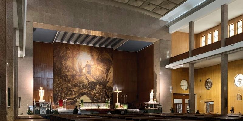 El vicario episcopal de la VII administra la Confirmación en San Juan de la Cruz en la solemnidad de Pentecostés