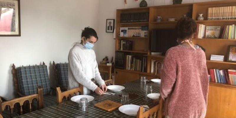 Las jóvenes del proyecto 'Nazaria baja a la calle' comparten gastronomía esta Navidad