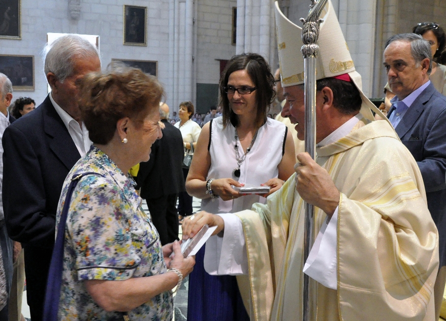Monseñor Martínez Camino en las bodas de oro y plata: «En el matrimonio dais vida de manera insustituible»