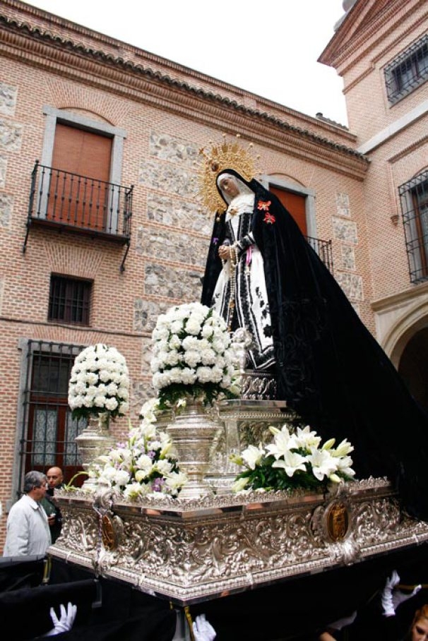 Nuestra Señora de la Soledad sale en procesión desde la iglesia de las Calatravas