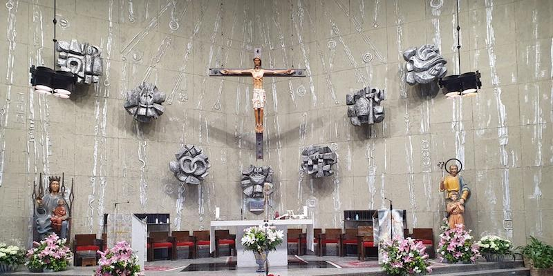 El padre Ángel Camino preside la entrega de Biblias en Nuestra Señora de las Nieves de Mirasierra