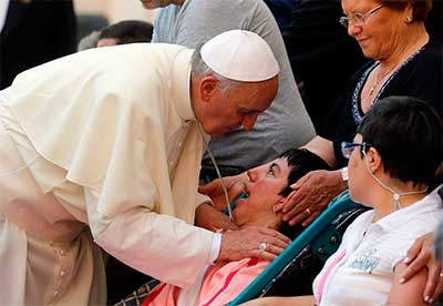 Monseñor Carlos Osoro preside una Eucaristía en la Catedral con enfermos en la Jornadas Mundial del Enfermo