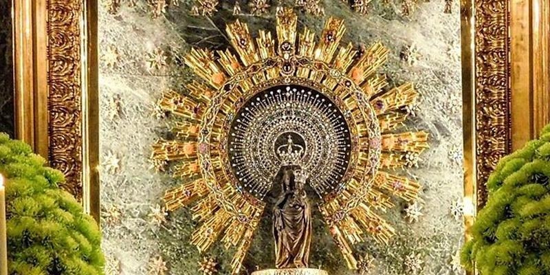 Monseñor Martínez Camino celebra la fiesta del barrio del Pilar con una Misa en Nuestra Señora Flor del Carmelo