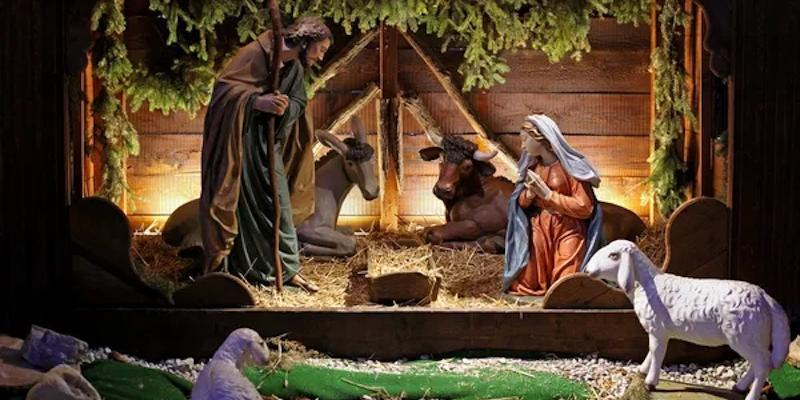 El padre Ángel Camino celebra la Navidad en la residencia de mayores Doctor González Bueno