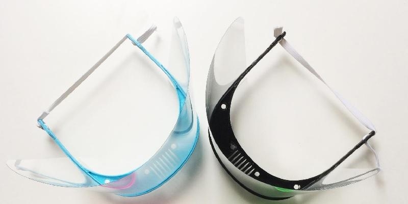 Alumnos y profesores de la Universidad Francisco de Vitoria fabrican viseras y salvaorejas con el apoyo de Fundación Mapfre