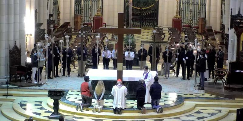 Vía crucis de las hermandades: «El Señor nos invita a ponernos al nivel de quien está caído, derrotado, deprimido»