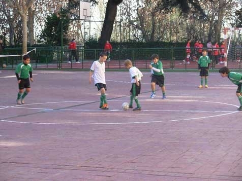 El equipo de sensibilización de Cáritas Vicaría VIII visita el colegio Padre Piquer