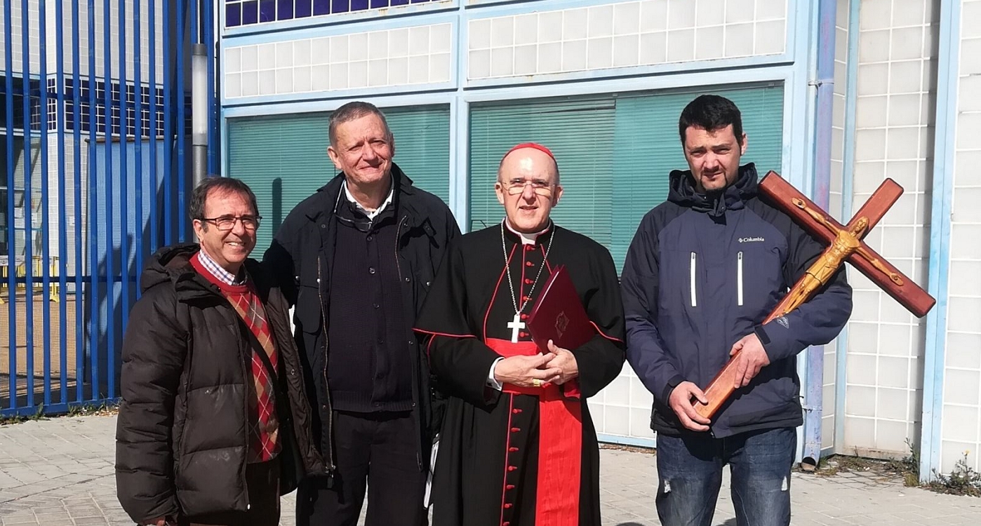 El arzobispo visita el CIE de Aluche en Viernes Santo: «No tiene la mirada de Cristo quien niega al hermano lo que necesita»