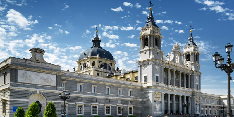 El cardenal José Cobo preside la Misa Jubilar de los Enfermos en la catedral de la Almudena