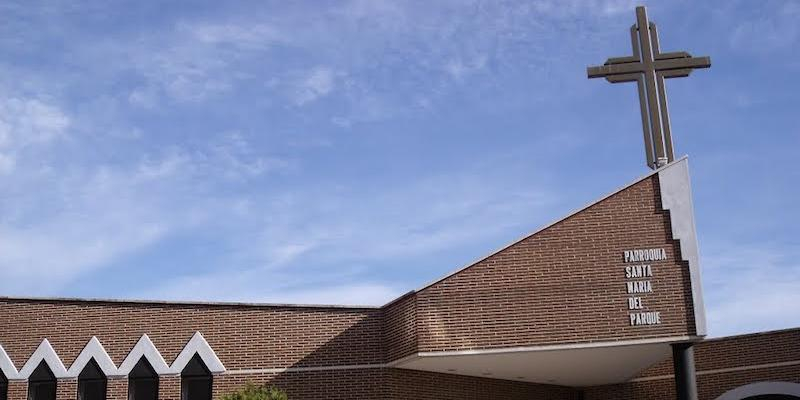El vicario episcopal de la I preside en Santa María del Parque una ceremonia de entrega de Biblias