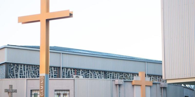 José Luis Díaz administra los sacramentos de la iniciación cristiana a adultos en Nuestra Señora del Camino