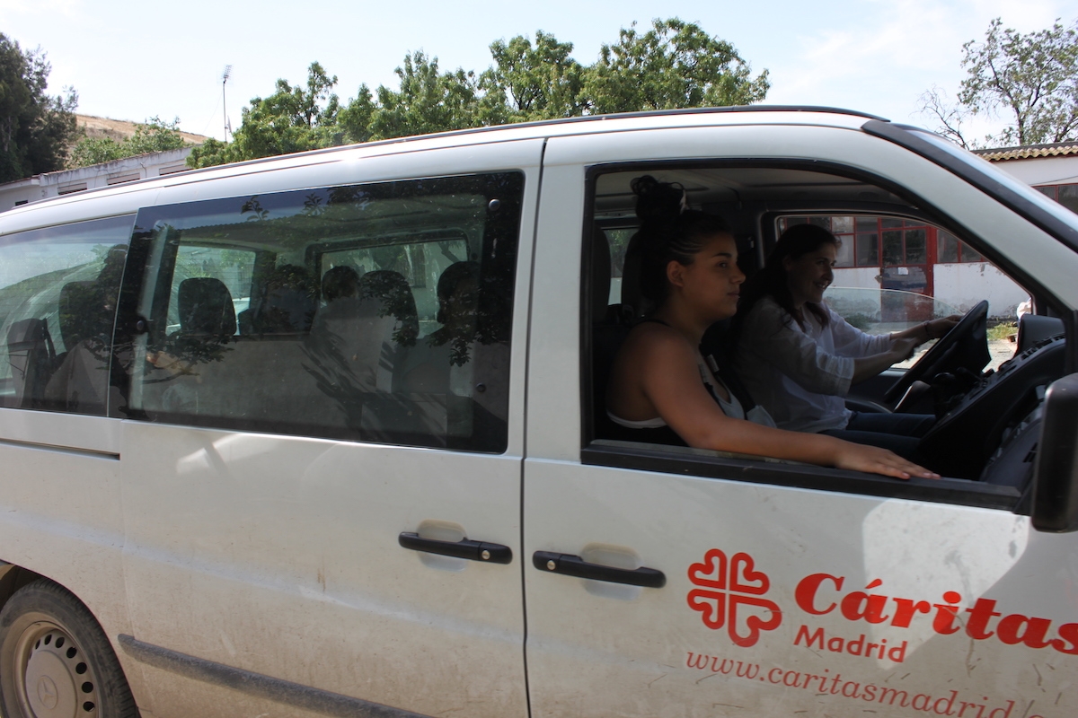 Las familias de los proyectos de Cañada Real de Cáritas Madrid van a la piscina