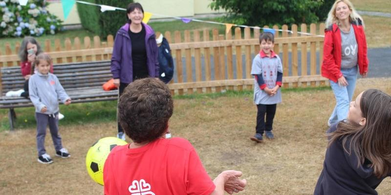 Las familias del residencial Jubileo de Cáritas Diocesana de Madrid celebran el inicio del verano