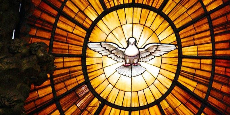 Alumnos del colegio Valdefuentes reciben el sacramento de la Confirmación de manos de Juan Carlos Vera