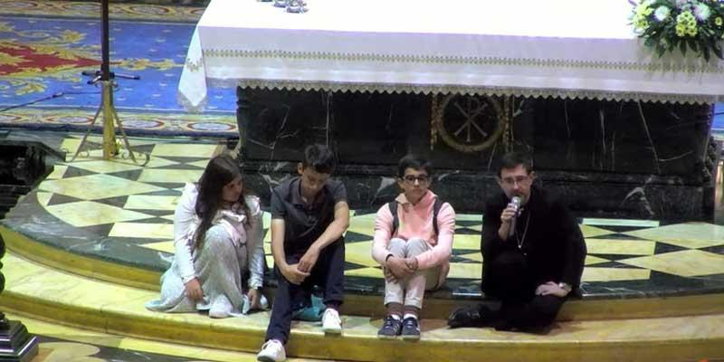 La catedral de la Almudena acoge un nuevo encuentro 'Velad y orad' para jóvenes coincidiendo con el fin de curso