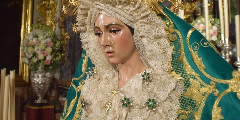 La colegiata acoge los cultos organizados por la Hermandad de la Esperanza Macarena en honor a su titular mariana