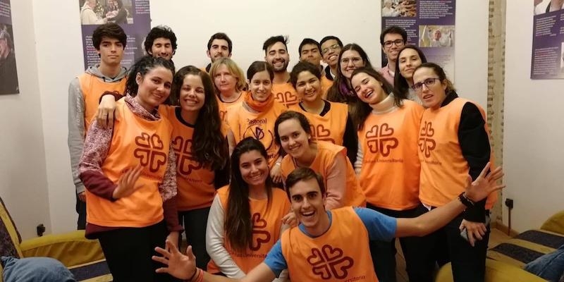 Jóvenes del proyecto 'bocadillo solidario' visitan el centro de personas sin hogar CEDIA