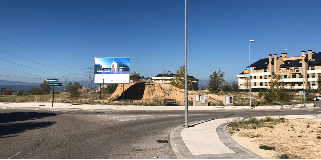 Santa Genoveva Torres Morales coloca un cartel en el terreno donde irá ubicado el nuevo templo